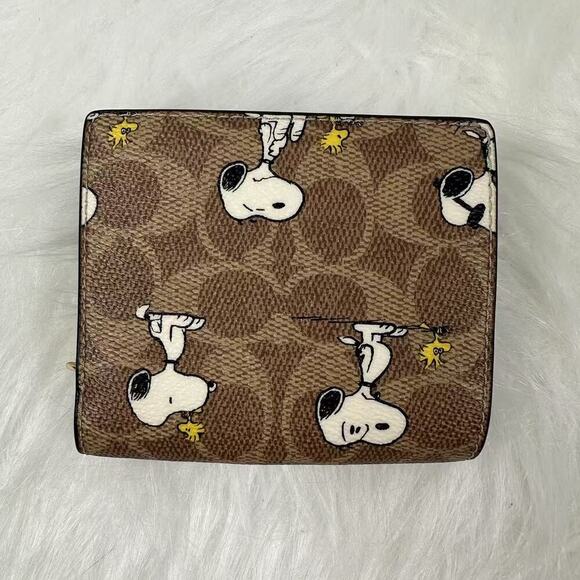 Coach X Peanuts Snap Wallet In Signature Canvas With Snoopy Print In Tan CBN32 - Picture 2 of 5